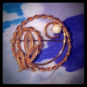 Gold and pearl brooch